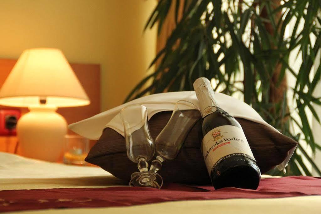 Hotel Pula Luaran gambar
