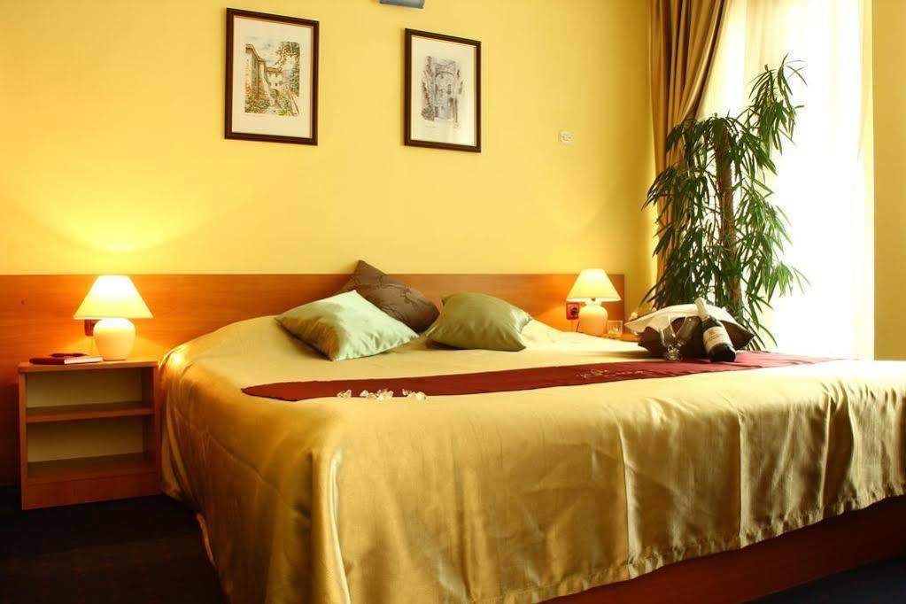 Hotel Pula Luaran gambar
